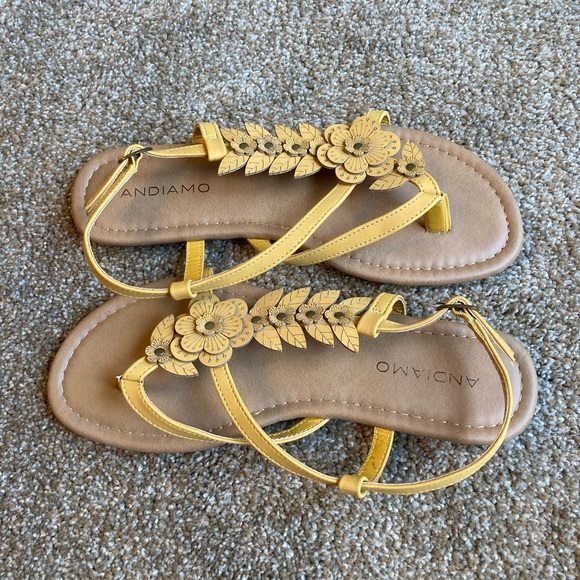 Andiamo Ascout Mustard Yellow floral Boho Sandals T Strap Thong Size 7.5Wide - Picture 3 of 8